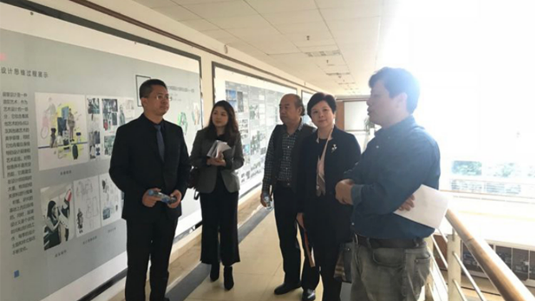 李德峰一行參觀創意設計成果